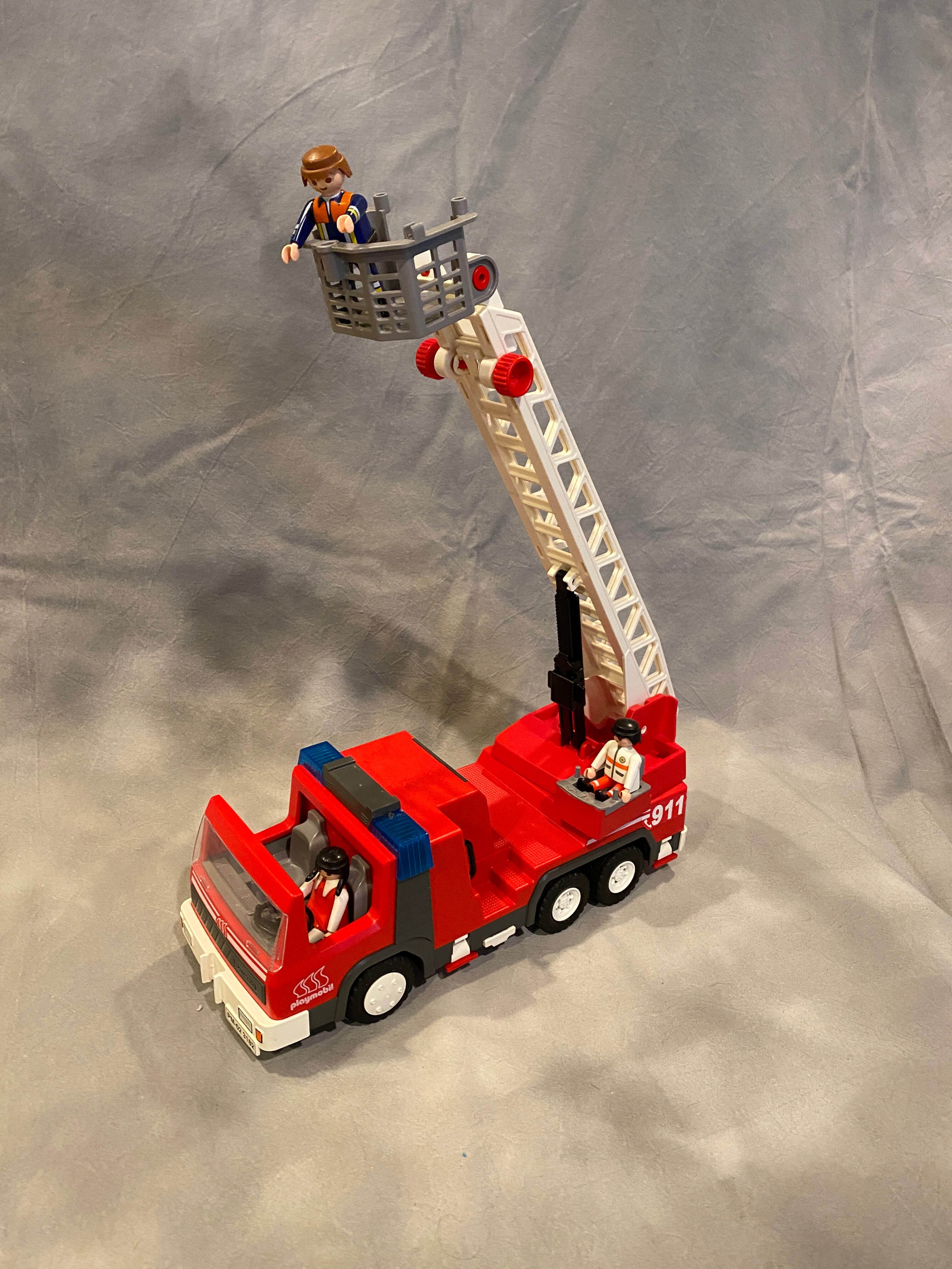 Playmobil Fire Truck with Ladder & 3 Firefighters RESALE Chrysanthemum
